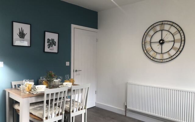 Sheffield 4-bedroom house free parking