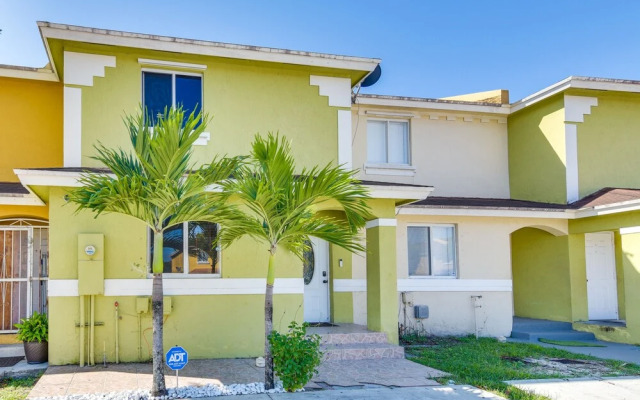 Opa-locka Townhome, 15 Mi to Miami Beach!