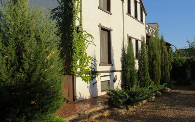 Yakor Guest House