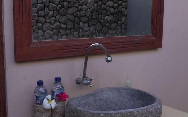 Made Taro - Menjangan Homestay