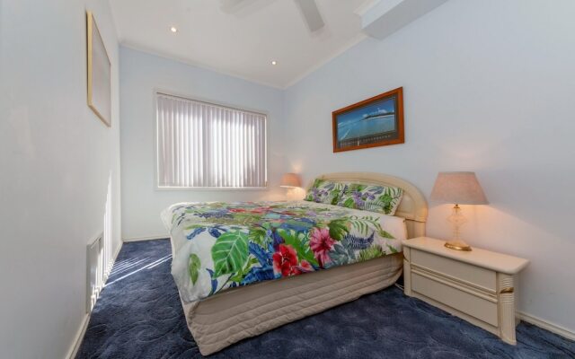 Tah Villa, 1/68 Marine Drive