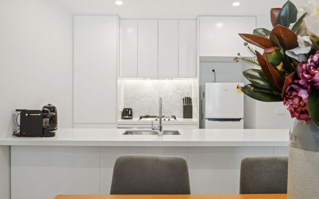 HomeHotel-New & Walking to Shopping, Super Clean