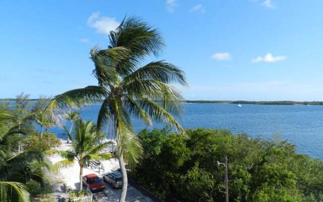 Tarpon Flats Inn & Marina