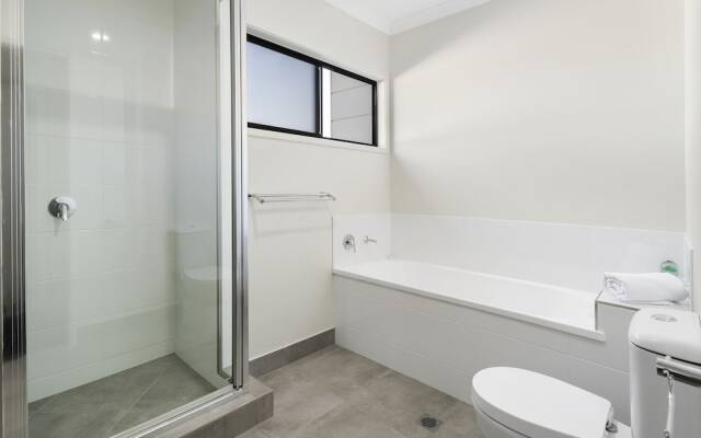 DAYDREAM Spcaious & Comfortable with Water Views