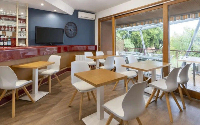 Sure Hotel by Best Western Saintes