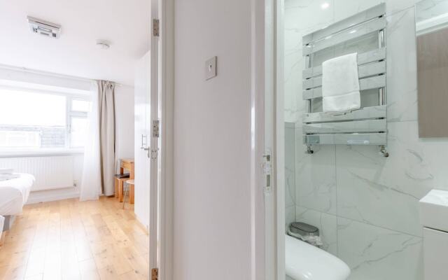 Spacious 4BD Home, Near Excel London!