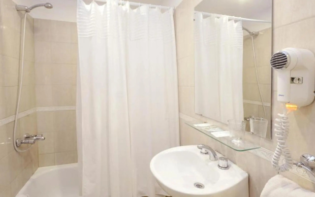 Muñiz Hotel