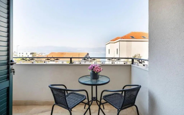 SeaEsta apartment Pool and Beach