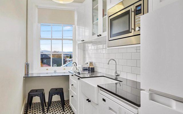 Cromwell Apartment - 3 Red Doors Battery Point