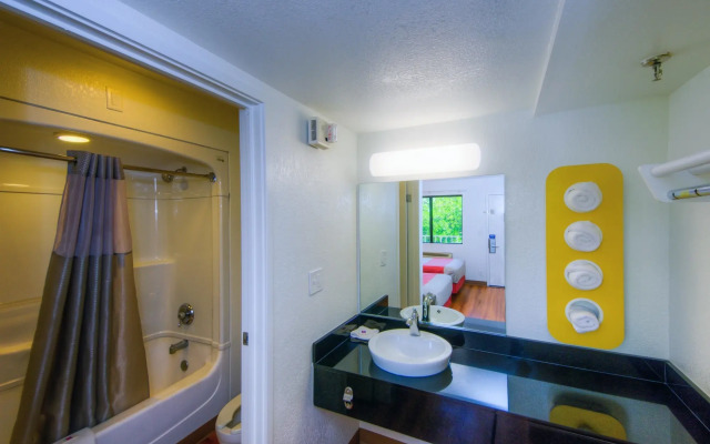 Motel 6 Bradenton, FL