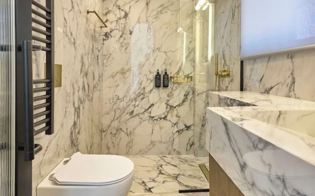 Ermou 99 Intelligent Private Suites