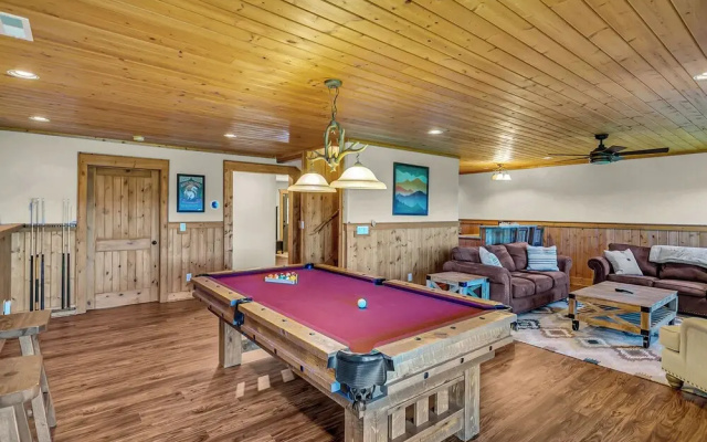4 Mi to Sapphire Ski! Mtn-view Cabin w/ Deck