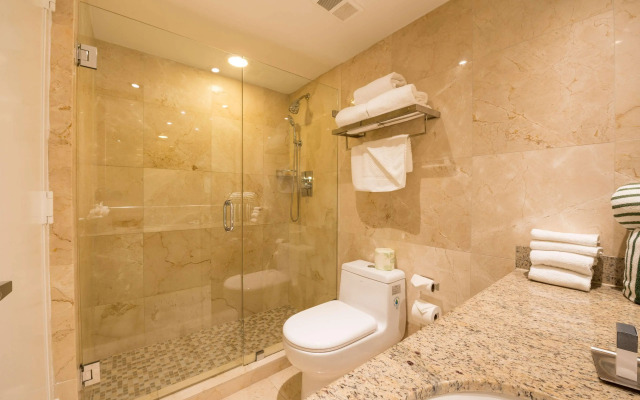 DoubleTree by Hilton Grand Hotel Biscayne Bay