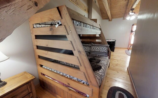 Dogwood Acre 3 Bedroom Cabin by RedAwning