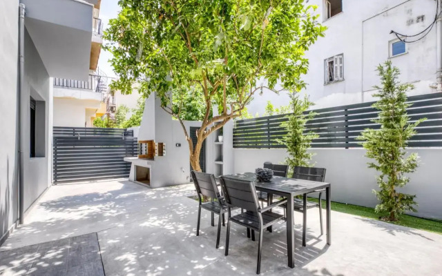Spacious flat with courtyard and private parking!