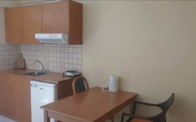 Chrisanna Apartments & Studios