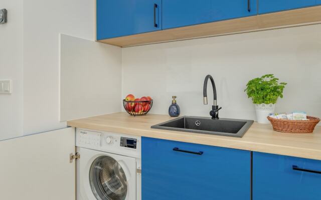 Blue Apartment With Sea View by Renters