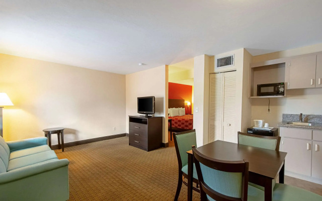 Econo Lodge Inn & Suites