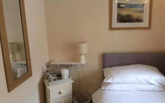 Priory Tearooms Burford With Rooms