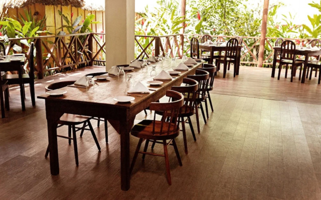 Jungle Lodge Hotel