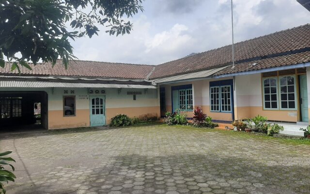 OYO 93595 Puri Adem 86 Syariah BunkbedNearMerapi Golf Club