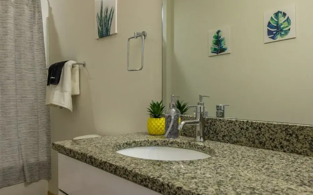Chic Central Apartment with Free Parking