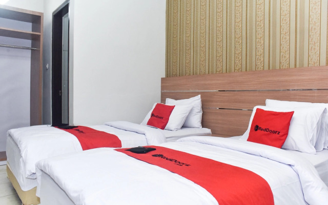 RedDoorz Plus near Malang Town Square