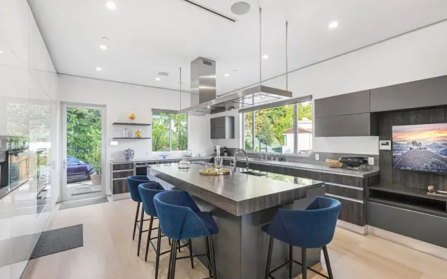 Sunset Heights - Elegant Modern Villa With Beautiful Views in the Hills
