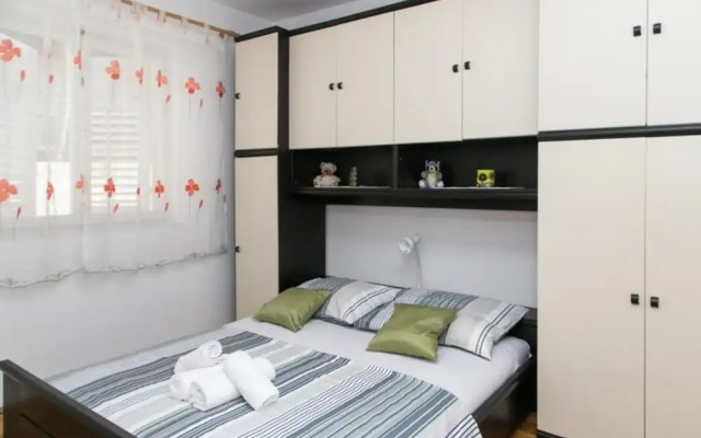 Apartment Angelina - Three Bedroom Apartment With Balcony and Sea View