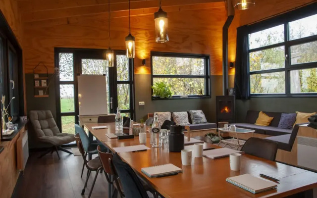 Swarm - 3 Waterlodges Naast Elkaar in Friesland