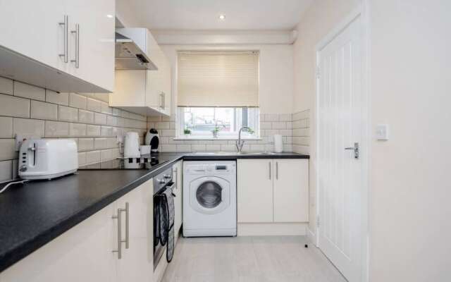 Homely Spaces Apt A, Large Studio W/king, 2guests