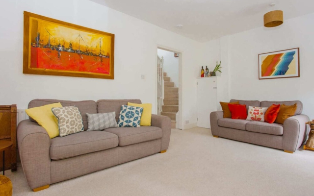 Bright and Airy 3 Bedroom Maisonette in South London