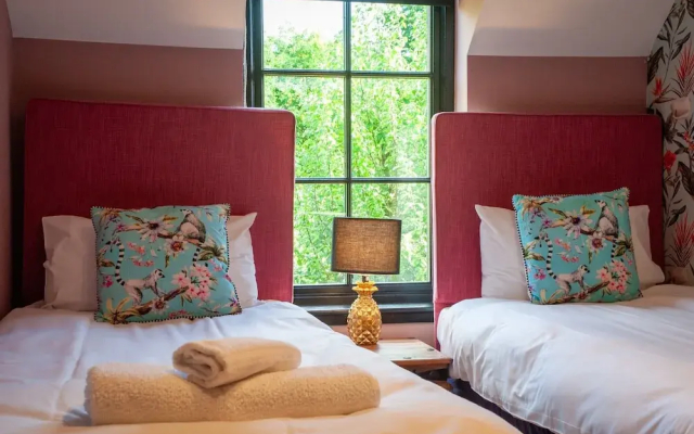 Northern Hideaways Apple Store, Ellingham