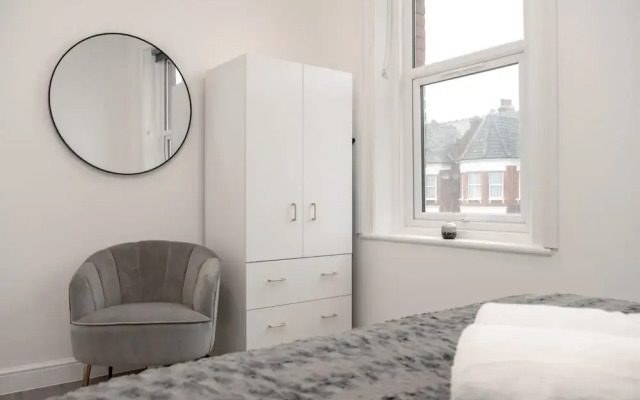Woodside Park 3 Bedroom Apt with Parking