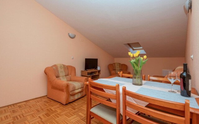 Nice Home in Makarska With Wifi and 1 Bedrooms