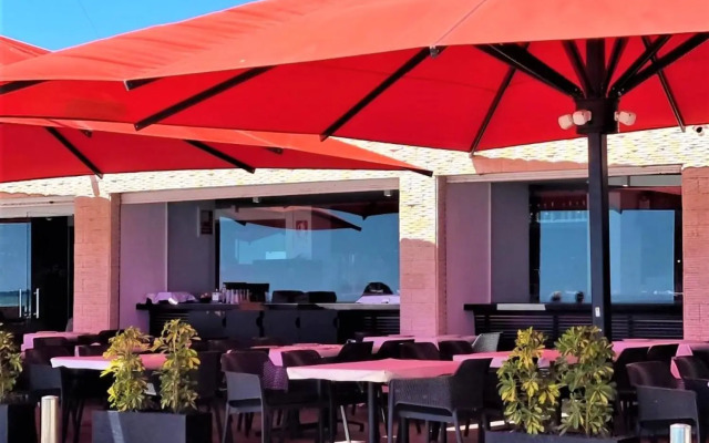 2-Schlafzimmer-Penthouse-Apartment mit frontalem Meerblick