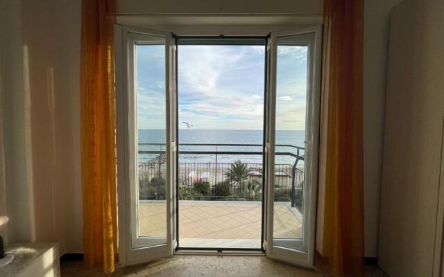 [Via XXV Aprile] 4 Locali - Di Fronte al Mare