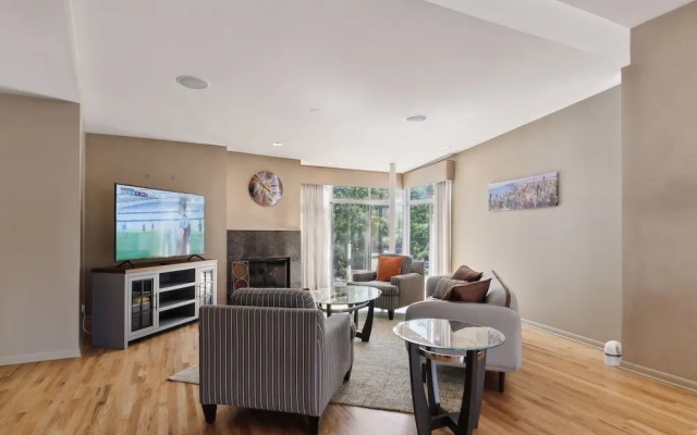 Family-Friendly South Loop Escape by RedAwning