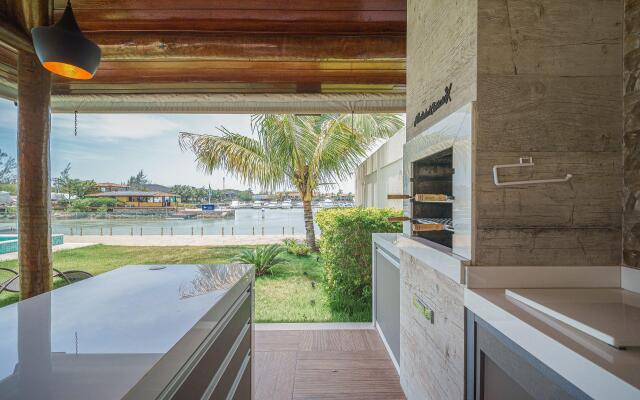 Casa Moderna com Quatro Suítes no Canal da Marina