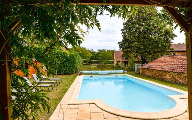 Explore the magic of the Dordogne Les Chouettes sleeps 14 to 16