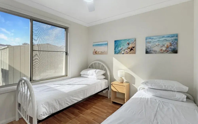 Spacious 4-bed Home 2-min to the Beach
