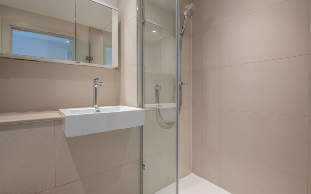 Modern Family Home close to Victoria Station