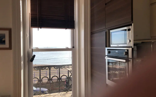 Beautiful 2 Bed Balcony Apart Seafront Eastbourne