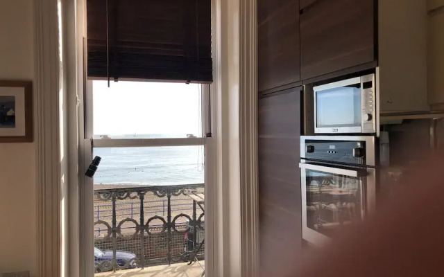 Beautiful 2 Bed Balcony Apart Seafront Eastbourne