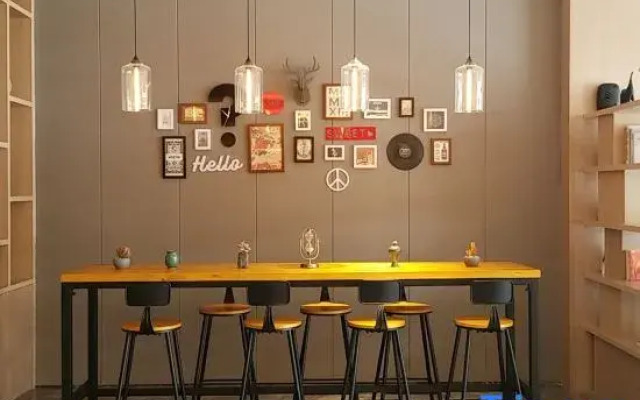 Yihai Hotel (Zhengzhou South China City Longhu Jinyi City Shopping Center Branch)