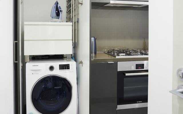 Stylish One Bedroom With Urban Convenience