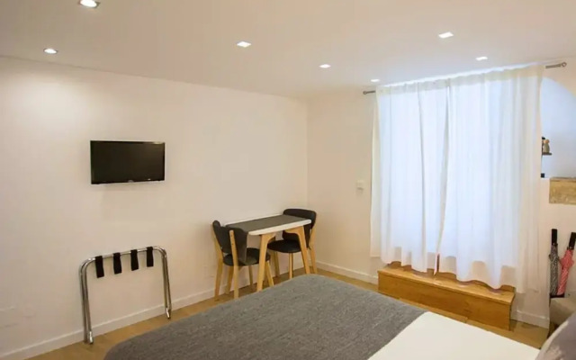 Alfama Steps Cozy Basement Studio