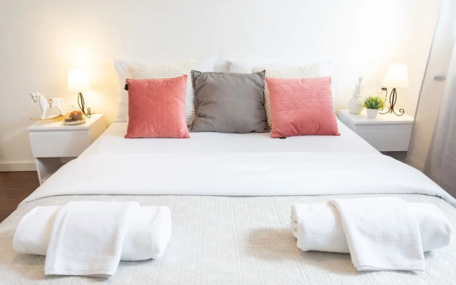 Sunny 2bdr Apartment With a Balcony