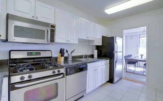 Spacious 2BR Apartment in Crystal City