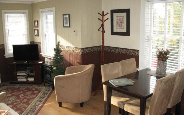 Cedar Suite Bed and Breakfast by Elevate Rooms